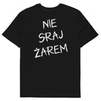 Tył czarnej koszulki unisex z białym napisem "NIE SRAJ ŻAREM" czcionką stylizowaną na pędzel