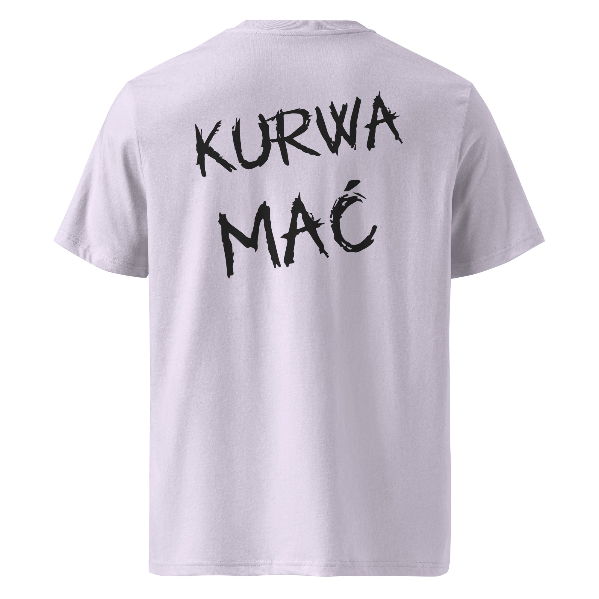 Tył lawendowej koszulki unisex z napisem "KURWA MAĆ" czarną czcionką stylizowaną na pędzel.