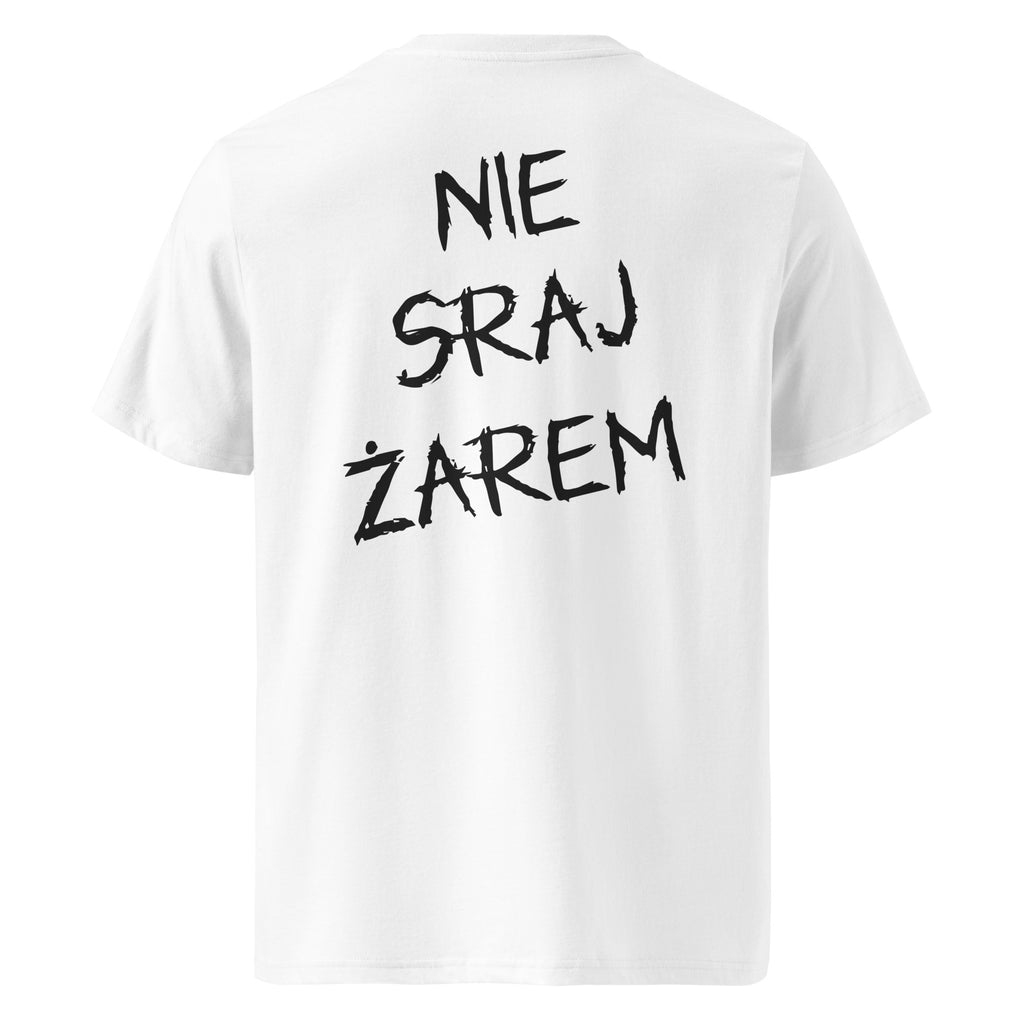Tył białej koszulki unisex z czarnym napisem "NIE SRAJ ŻAREM" czcionką stylizowaną na pędzel